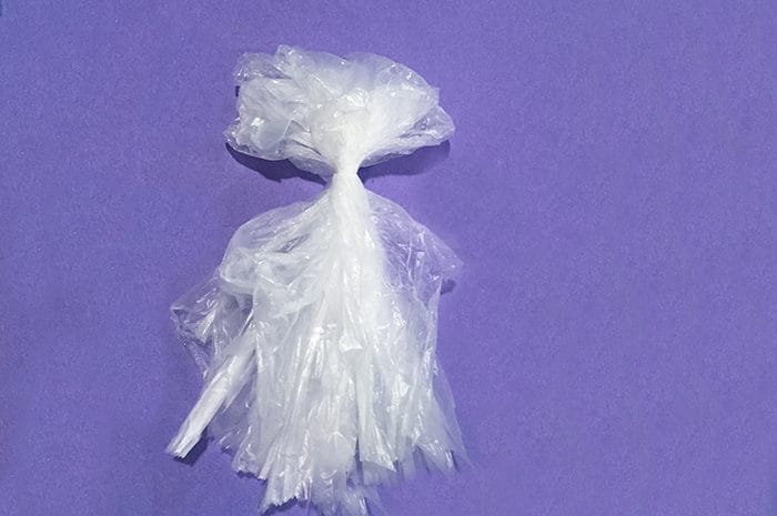  Fill the jellyfish’s head with water